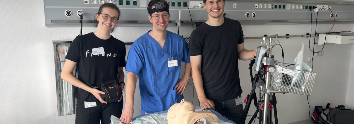 Gruppenbild des Filmteams mit einem Anästhesisten
