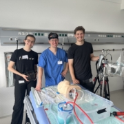 Gruppenbild des Filmteams mit einem Anästhesisten