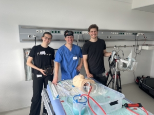 Gruppenbild des Filmteams mit einem Anästhesisten