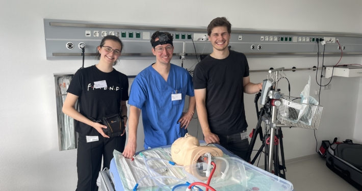 Gruppenbild des Filmteams mit einem Anästhesisten