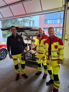 Gruppenbild vor einem Notarzteinsatzwagen