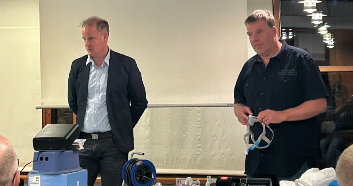 Zwei Männer halten einen Vortrag.
