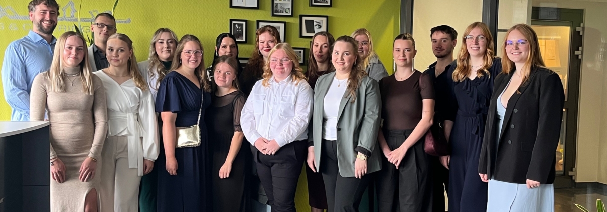 Gruppenbild mit Absolventinnen und Absolventen