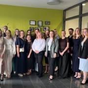 Gruppenbild mit Absolventinnen und Absolventen