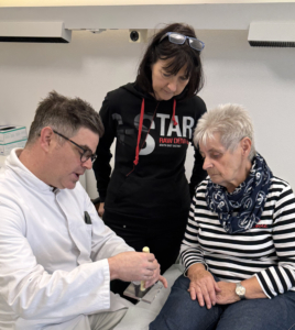 Arzt erklärt die Operationsmethode am Modell