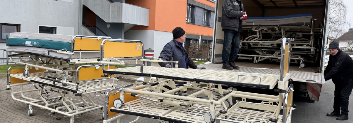 Verladung von Krankenhausbetten in einen LKW
