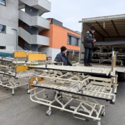 20260206_PI-KLG_Krankenhausbetten gespendet Verladung von Krankenhausbetten in einen LKW