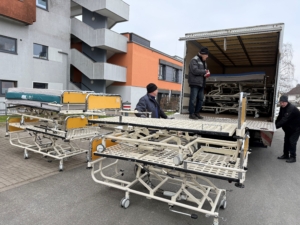 Verladung von Krankenhausbetten in einen LKW