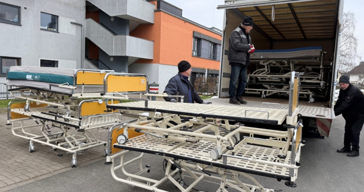 Verladung von Krankenhausbetten in einen LKW