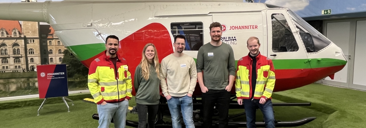 Eine Gruppe von Ärzten vor einem Rettungshelikopter.