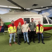 Eine Gruppe von Ärzten vor einem Rettungshelikopter.