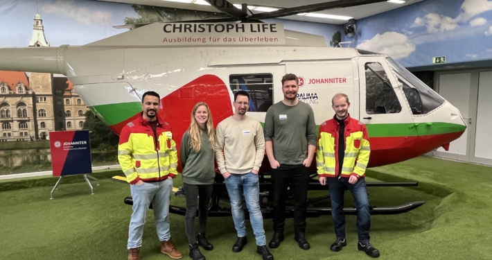 Eine Gruppe von Ärzten vor einem Rettungshelikopter.